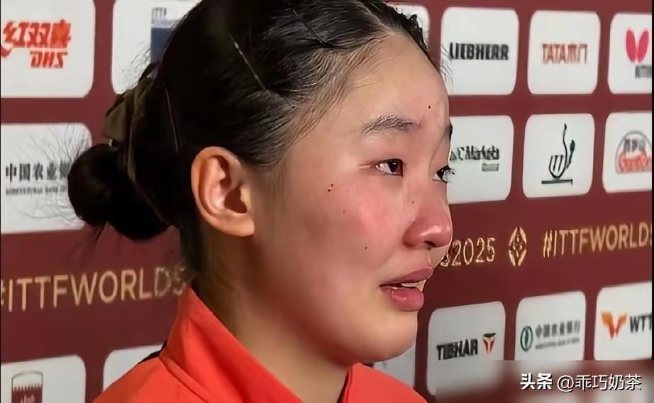 大家都夸张本美和有礼貌，
因为她喜欢鞠躬。

细心的人不难发现，她一上场鞠躬，休