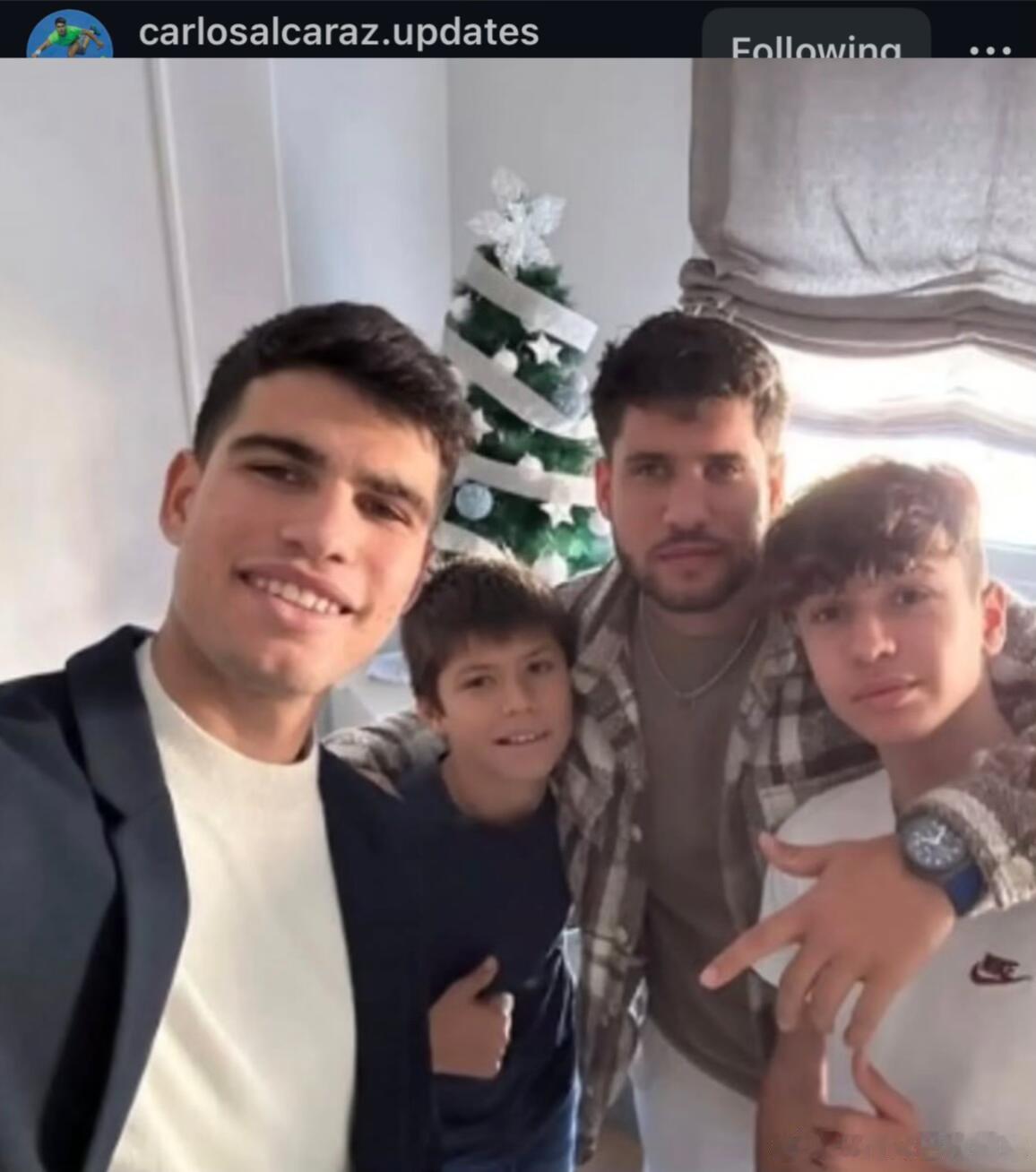 阿尔卡拉斯和哥哥的圣诞大餐阿尔卡拉斯和哥哥们一起吃大餐了，都是美味网球talki