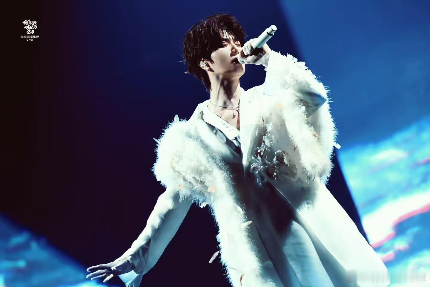 陆虎 一个有才的浪漫疯子 跨年收官幸福感拉满！陆虎唱《限时礼物》戳粉丝心，手烤肠