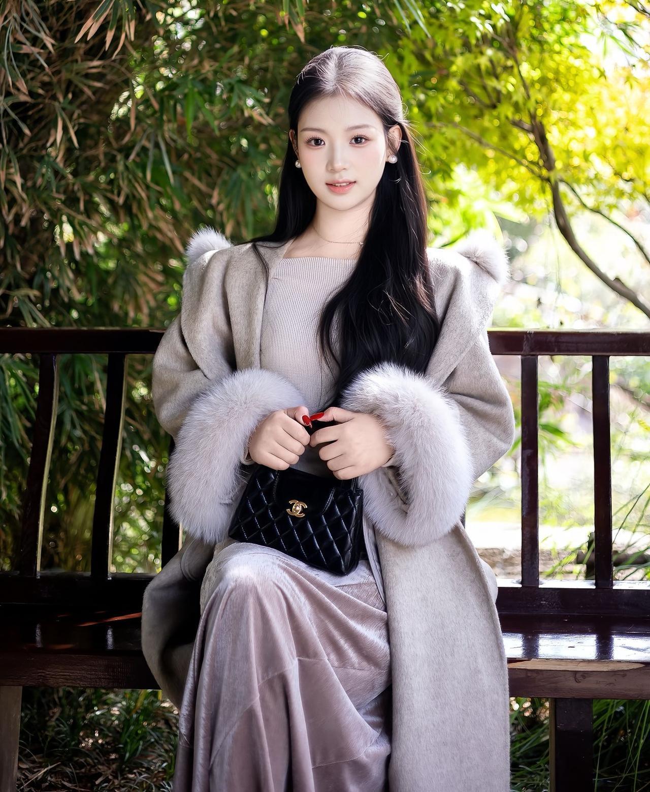 深秋薄念，任几缕轻愁随落叶归于安然；岁寒向晚，煮一壶暖茶与良人共守清欢。