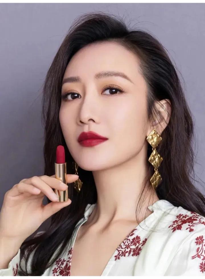 王鸥国剧盛典揭秘：产后如何迅速恢复身材？

在国剧盛典的聚光灯下，王鸥不仅凭借精