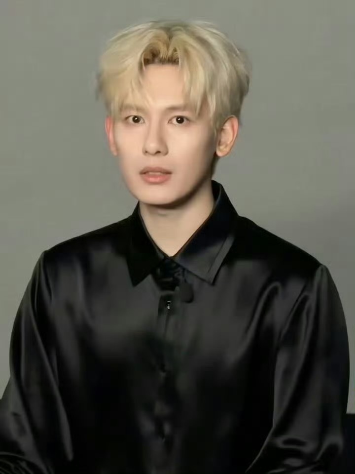 等比例长大的小胡弟弟！这个反差一等就是15年了！十五年时光，越来越帅！天胡先煦这