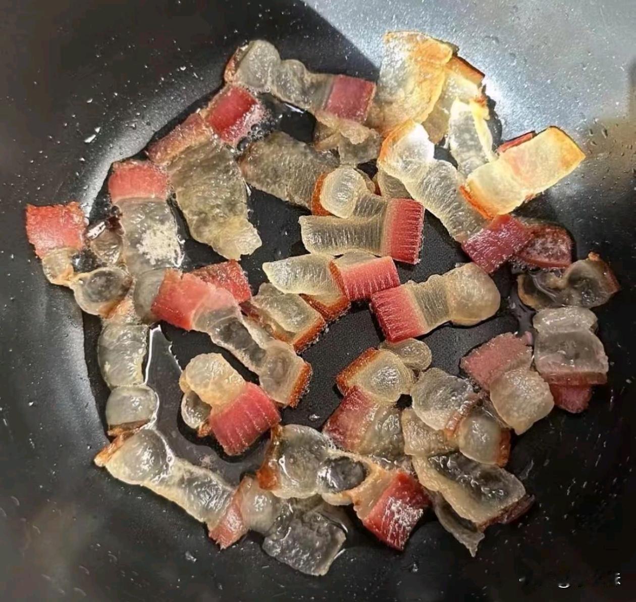 快过年了，老妈做的腊肉
大家过年腊肉都是怎么吃的啊[抠鼻]
.