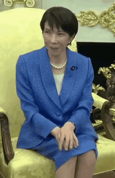 好歹也是一国首相，这副谄媚的样子实在是难看。会谈时身体前倾，笑容夸张，又刻意透着