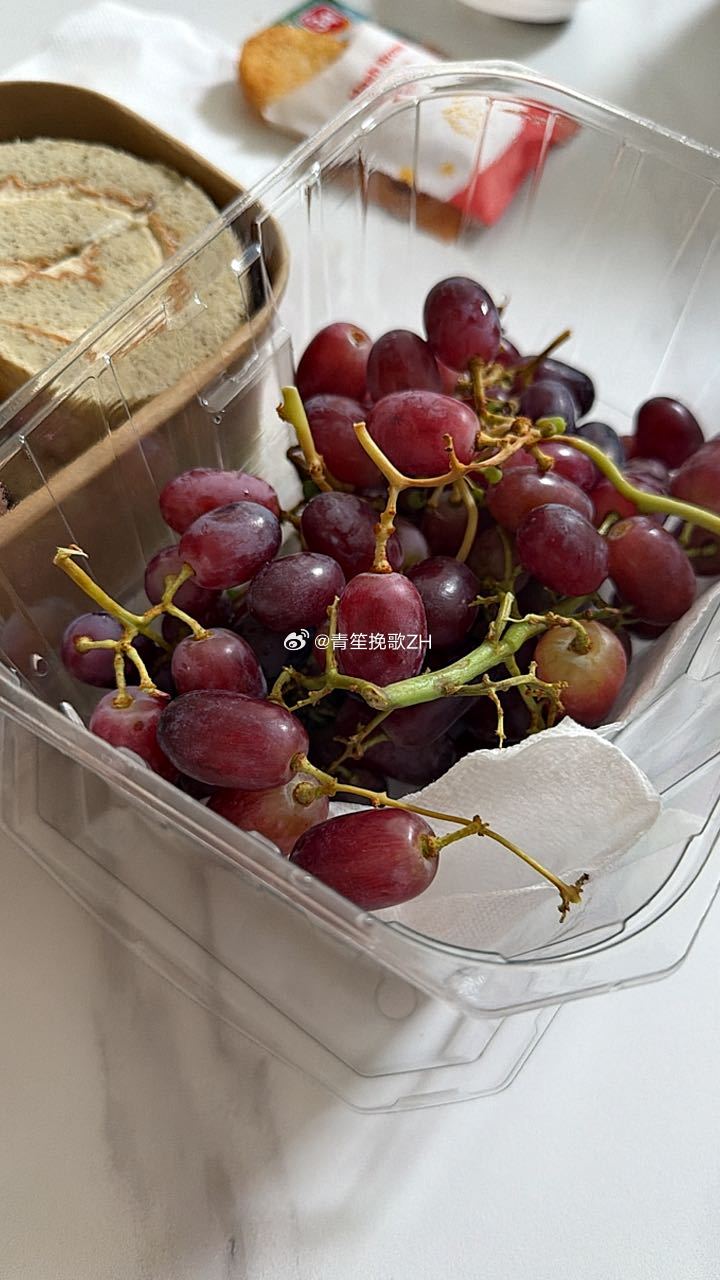 生活手记最近的水果这么紧缺吗，很难买到青提，买的红提也没有以前的大颗 