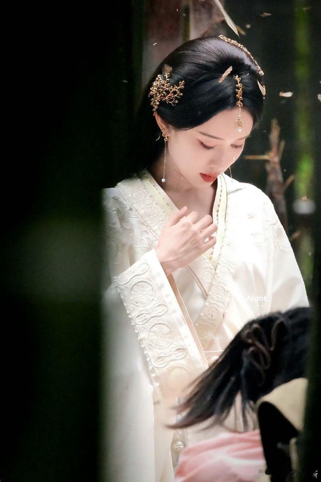 孟子义聂小倩即视感 孟子义古装造型永远不会让人失望！路透中她倚坐石阶，月光勾勒出