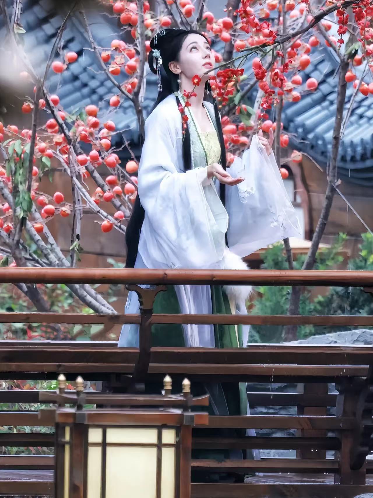 迪丽热巴没见过世面的样子最美当虚无的鬼王第一次触碰到真实，那种震撼与欢喜藏都藏不