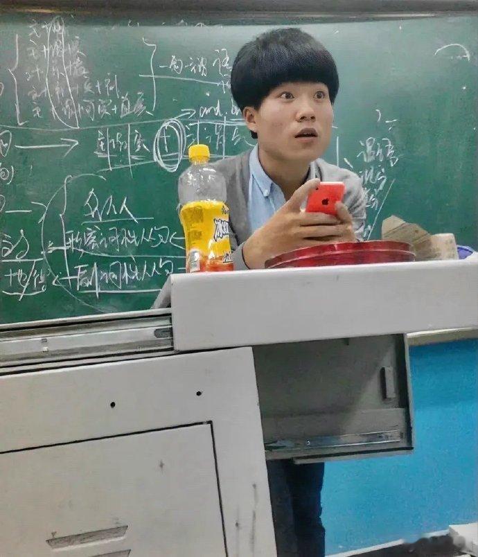 董宇辉2015年讲课时的照片，那时候象牙塔里面的他，眼睛看着好有灵气 ​​​