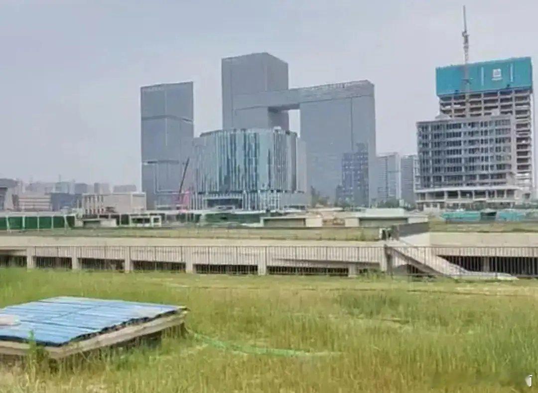 先进制造强省看河南 胖东来郑州首店地面层已启动施工，将配套一个 “城市花园”！郑