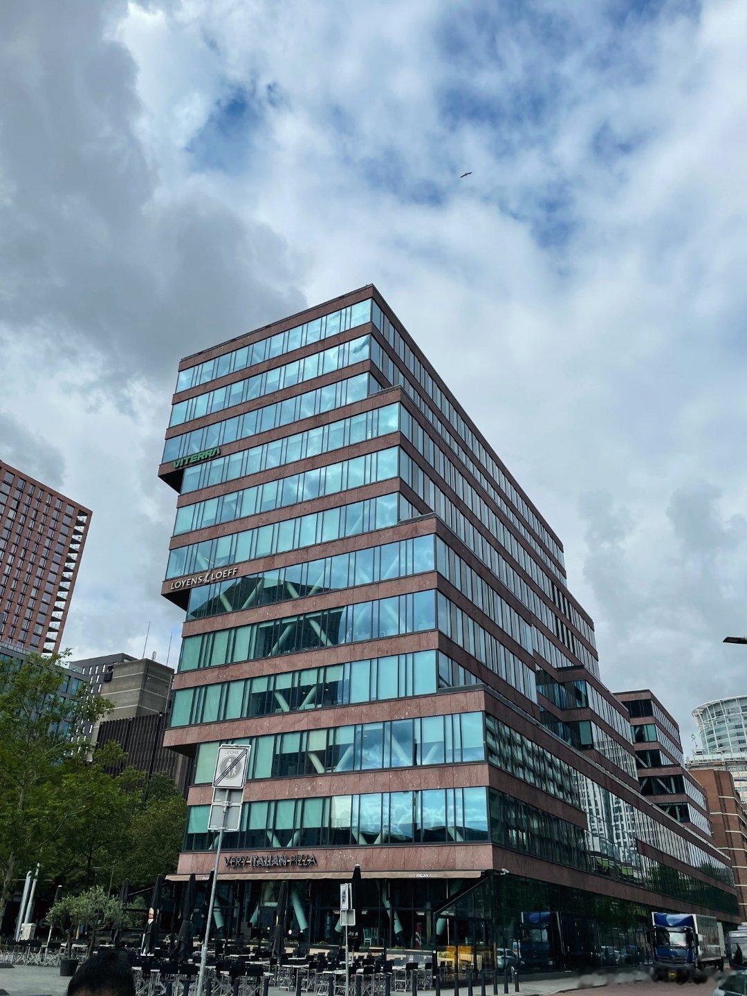 这两天短暂在鹿特丹，这里是荷兰第二大城市，欧洲第一大港口，各种海运空运的业务在这