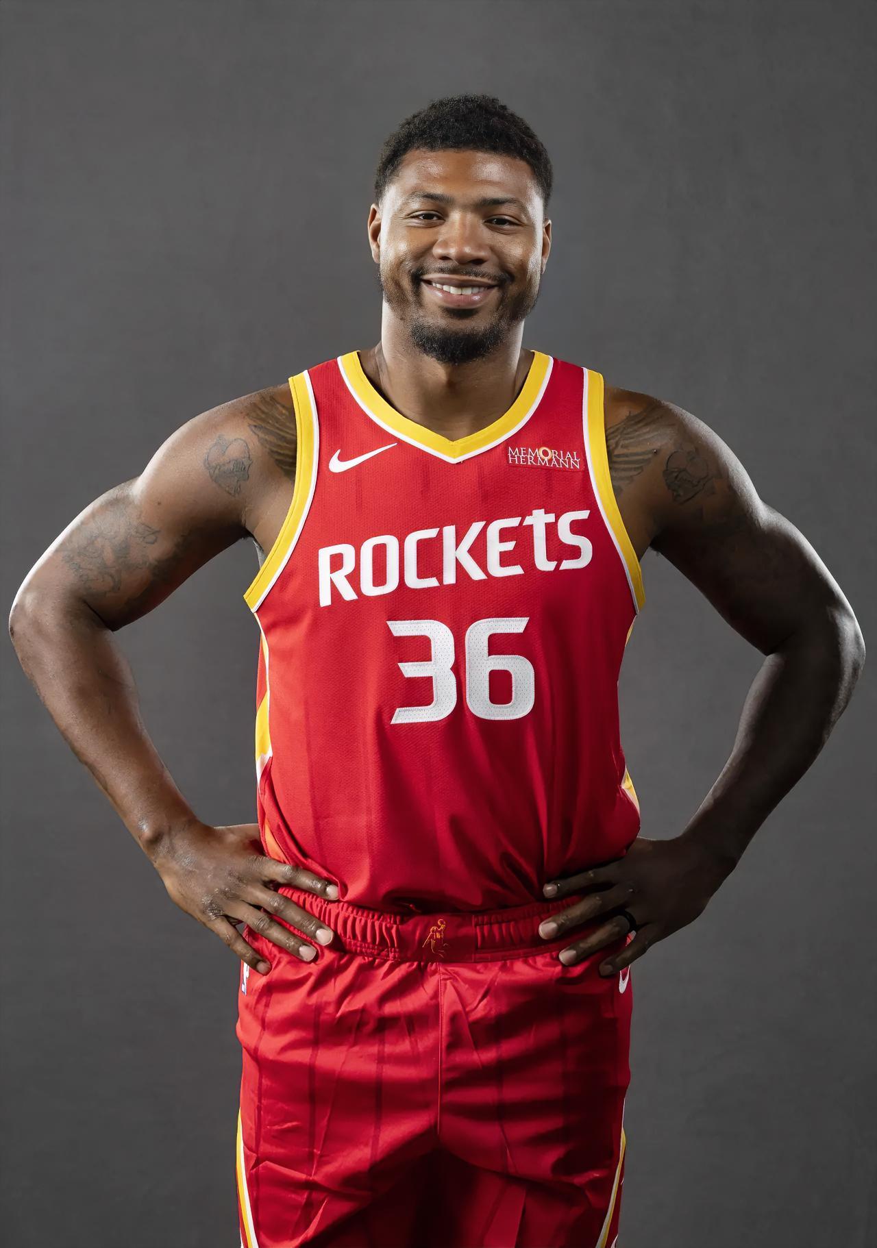 湖人管理层绝对后悔送走斯玛特了！在今天独行侠对阵火箭的NBA中国赛中前三节比赛中