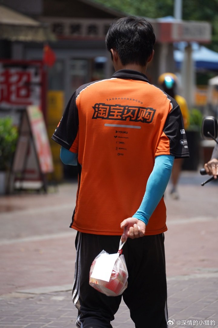拎着外卖甩起来 