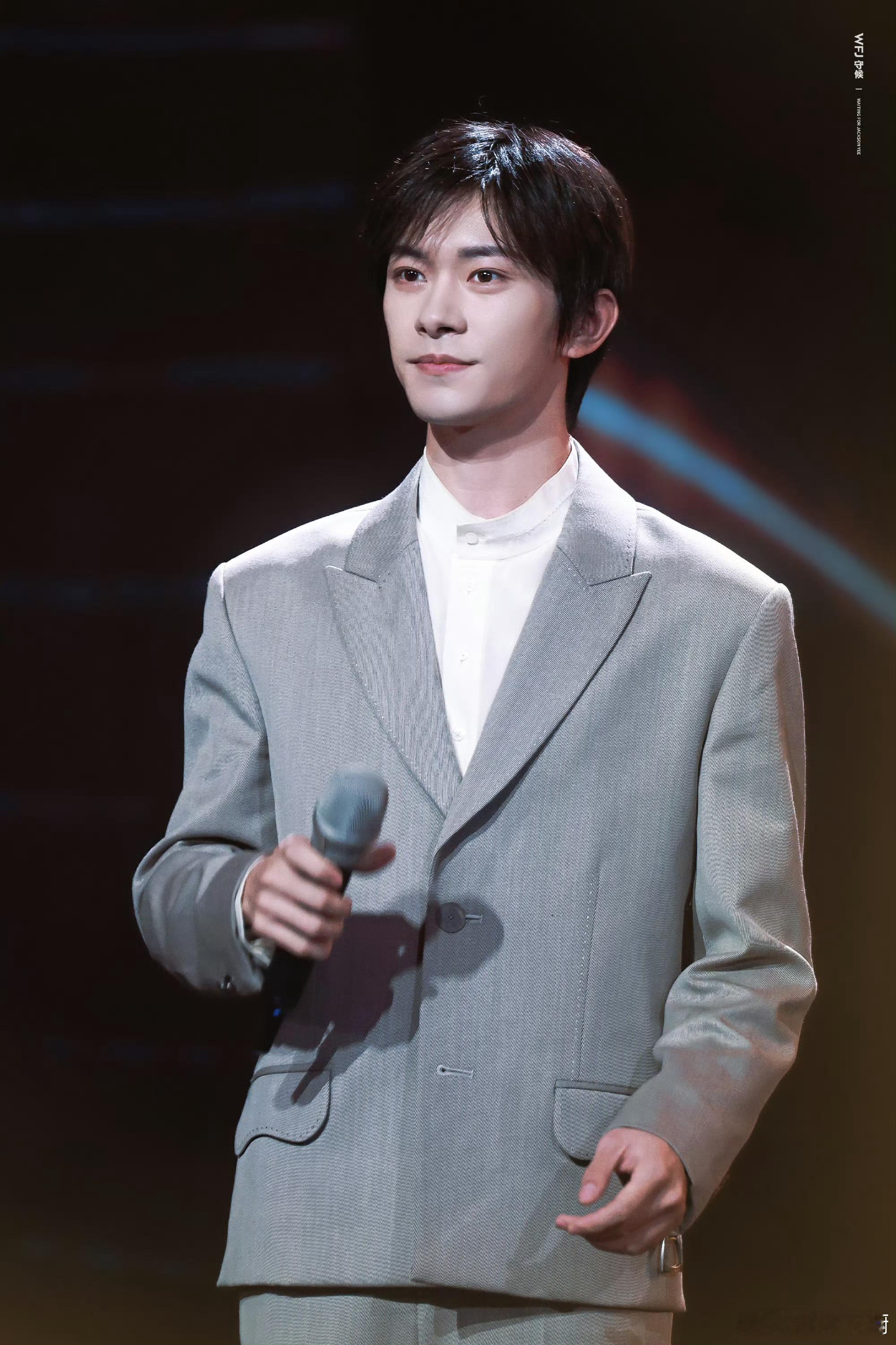 易烊千玺 造型好久没见到易烊千玺，对于这个造型只能说合情而已。 