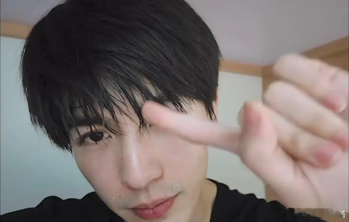 张凌赫好端端的发什么素颜 