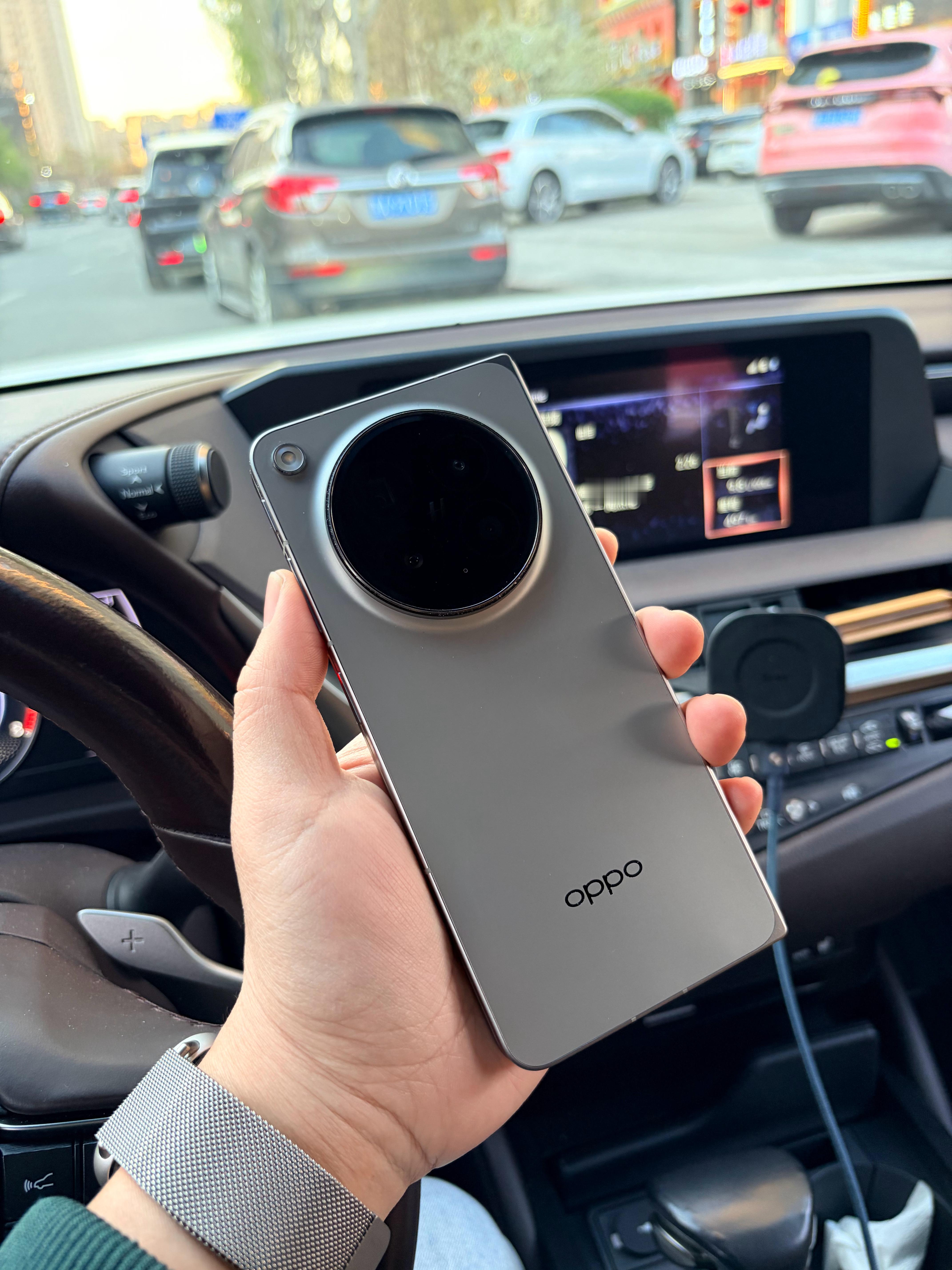本来这两年折叠屏用了好几款已经解毒了，但是 oppo N6 这个内屏折痕确实小，