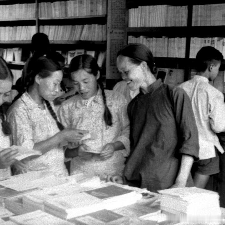 1955年，在新华书店里看书学习。摄影 宋学广 ​​​