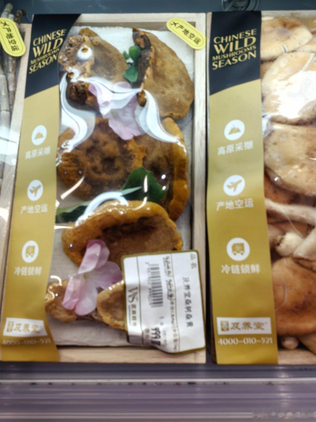 今天商场里的人特别多，尤其是商超区，台风要来了，大家都在备食物和生活用品，逛到生