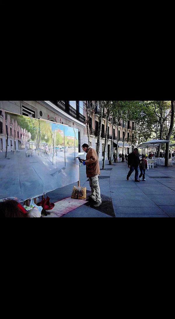 🎨他把街头画成了镜子，行人都是画中人👣。喧嚣路过，笔尖却种出一片宁静🌿。