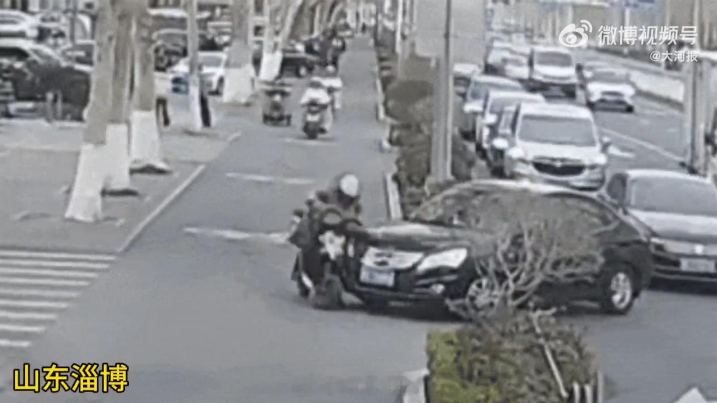 女子靠转弯让直行碰瓷30余起被刑拘 想走捷径发财，结果路直接走歪了。真遇上慌神的