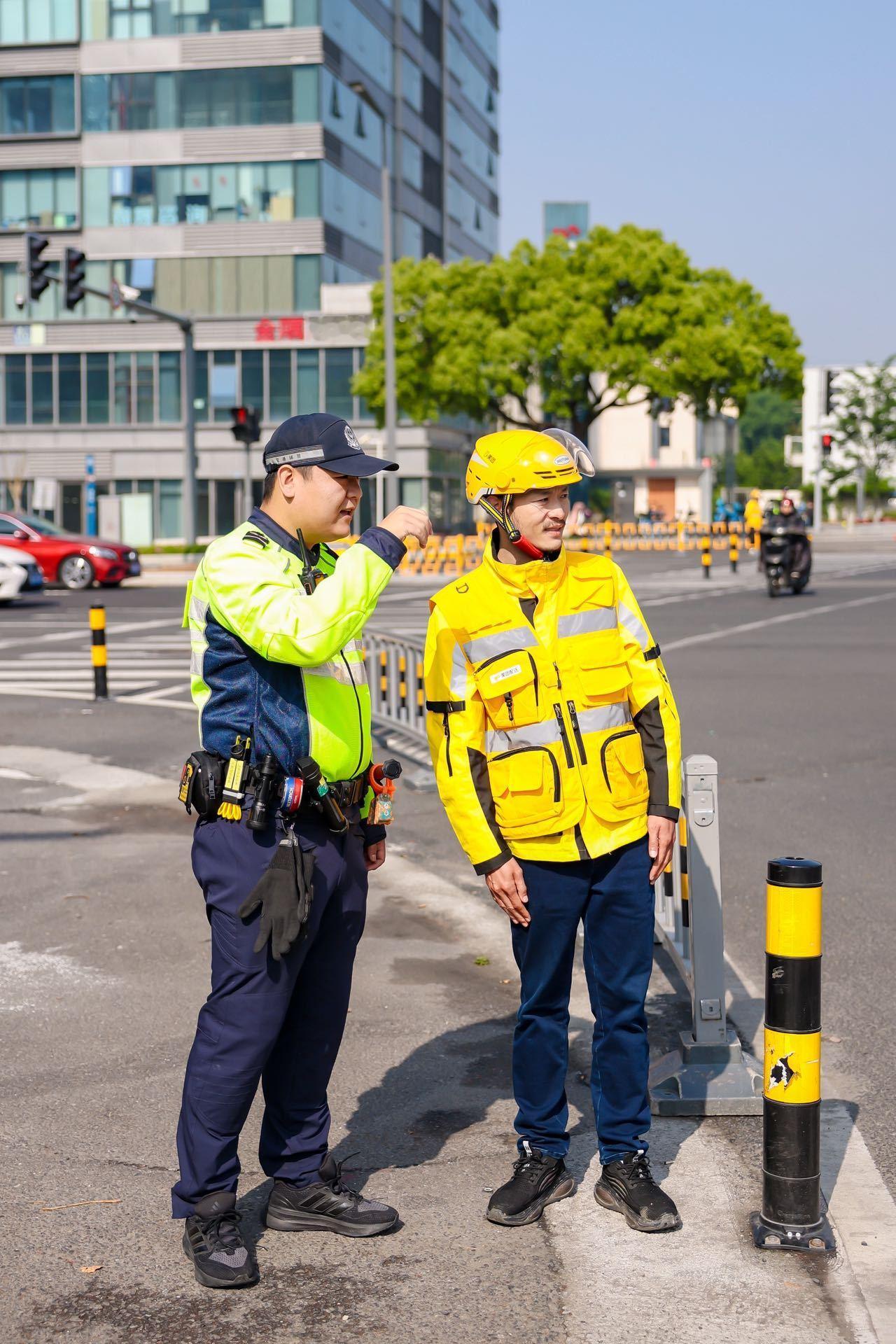宁波街头上演最浪漫的福气派送现场宁波街头骑手不送外卖送福袋从遵守交规安全等灯，到