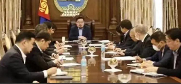 蒙古国乱成一团，反华到底图啥？蒙古国首都乌兰巴托的街头又闹起来了，这回依旧是熟悉