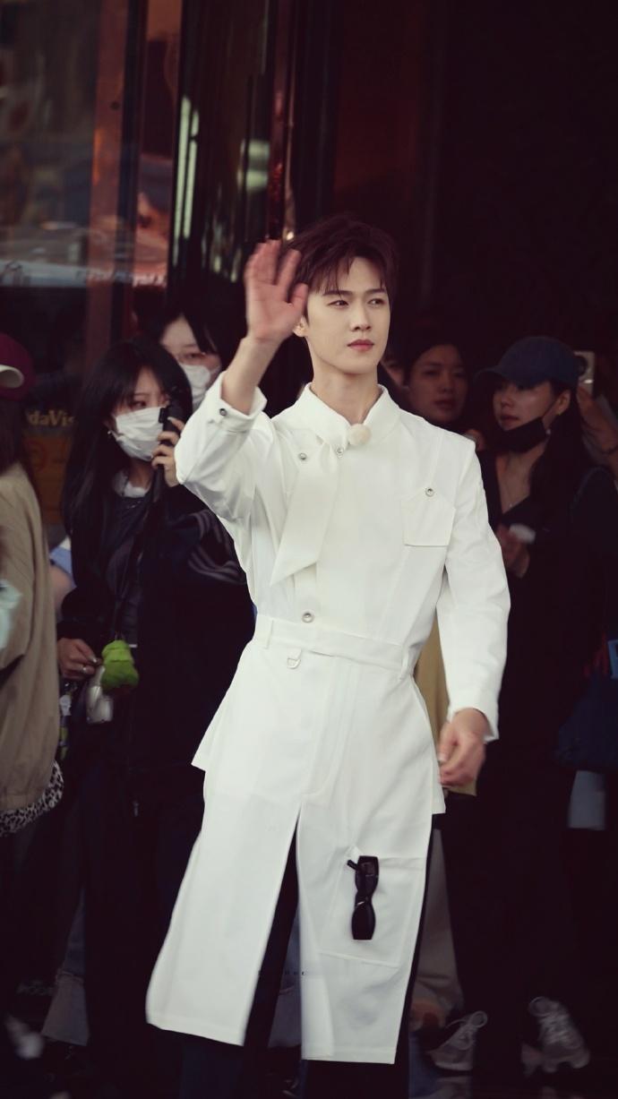 李昀锐纯白厨师服李昀锐奔跑吧厨师造型 李昀锐奔跑吧厨师造型，李昀锐纯白厨师服，咱