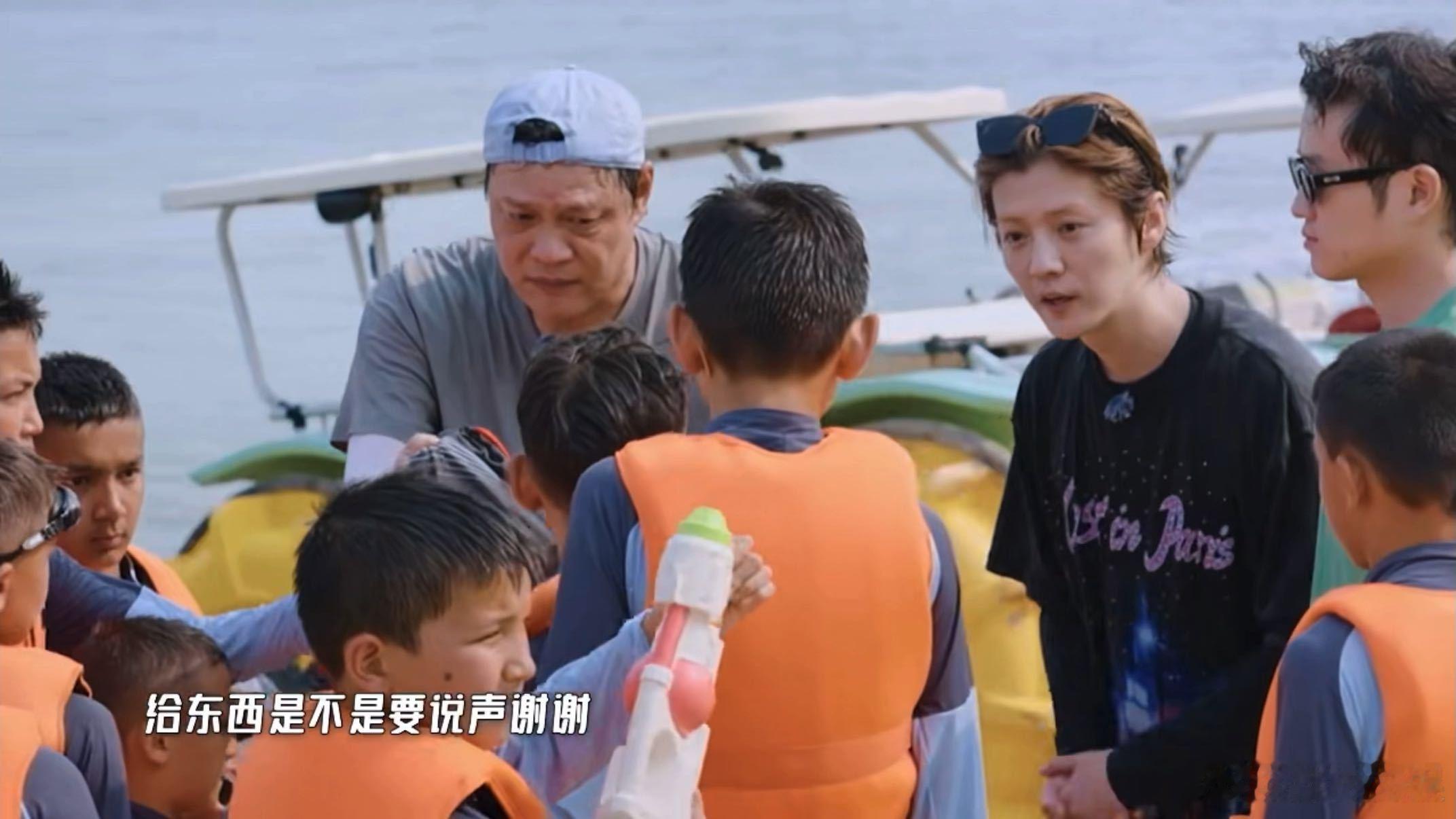 鹿晗引导型哥哥鹿晗考虑了几次才开口小小一幕展现出待人接物的智慧，他顾及孩子感受，