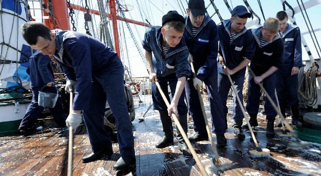 谁能想到，英国海军当年打赢海战的“秘密武器”，居然是一块擦甲板的石头。
很多人以
