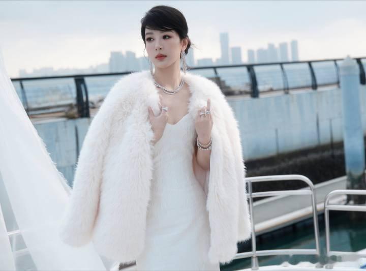 杨紫昨天直播 珍珠项链配白裙，美得像画里走出来的！ 