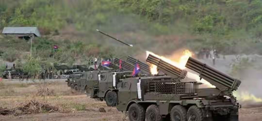 彻底闹大了，泰国战机空袭柬埔寨一市中心，美国斡旋为何失效？