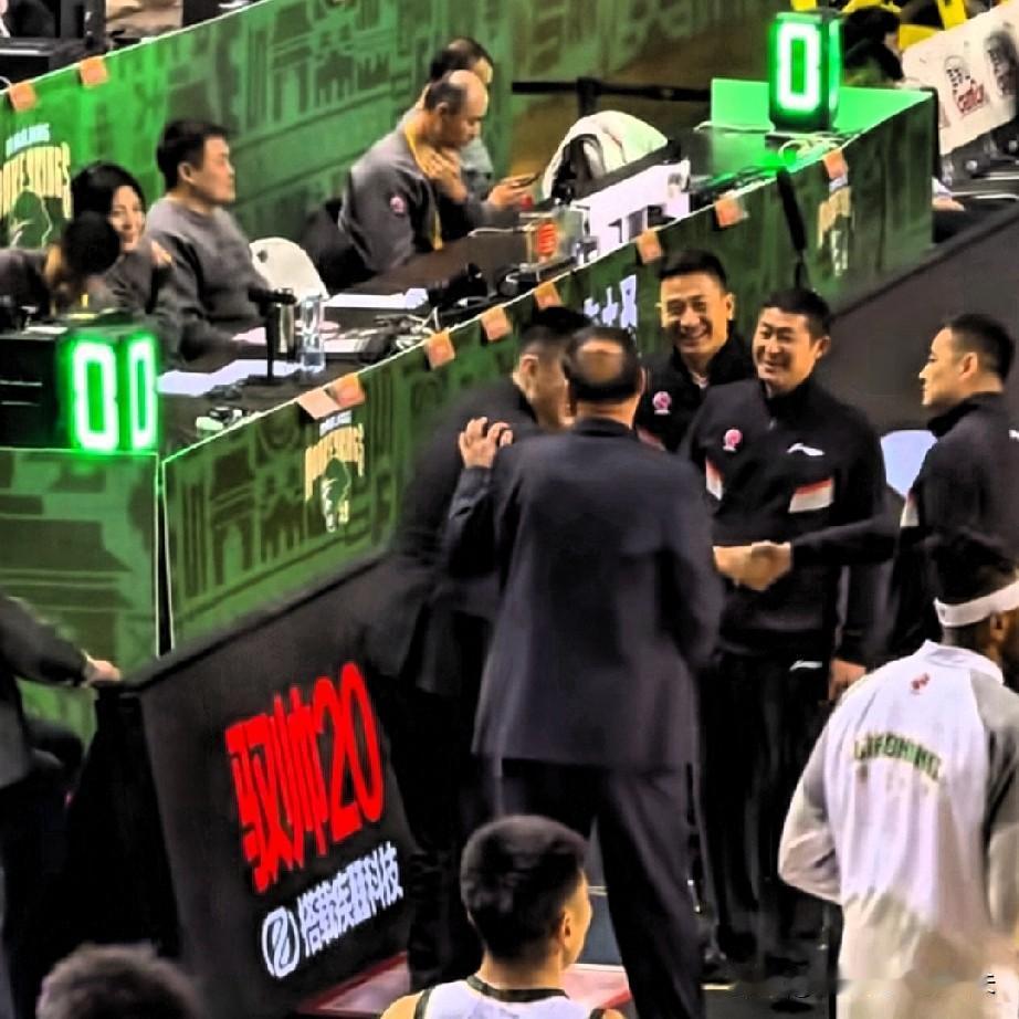 杨鸣不愧是cba“社交悍匪”，人情世故这块拿捏的稳稳的，大胜同曦赛后来到技术台和