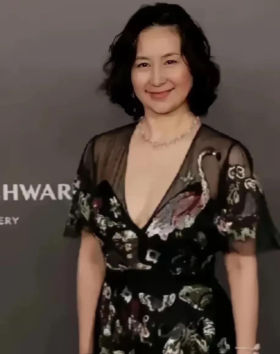 她是豪门联姻的牺牲品，父亲去世之后再也没有人能左右她的择偶标准了，为什么她反而选