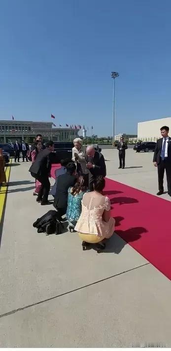 西哈莫尼国王真的是谦谦君子，和司马大V截然不同，有天壤之别。
第一张相片上的最右