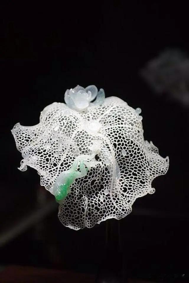 在故宫博物院中，收藏着一件慈禧太后最喜爱的宝物——翡翠青蛙跃荷！

这件翡翠作品