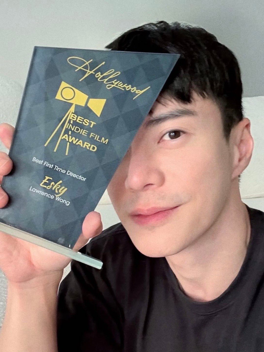 恭喜王冠逸导演！首次执导的短片《ESKY》便屡获国际认可，刚刚官宣斩获维也纳国际