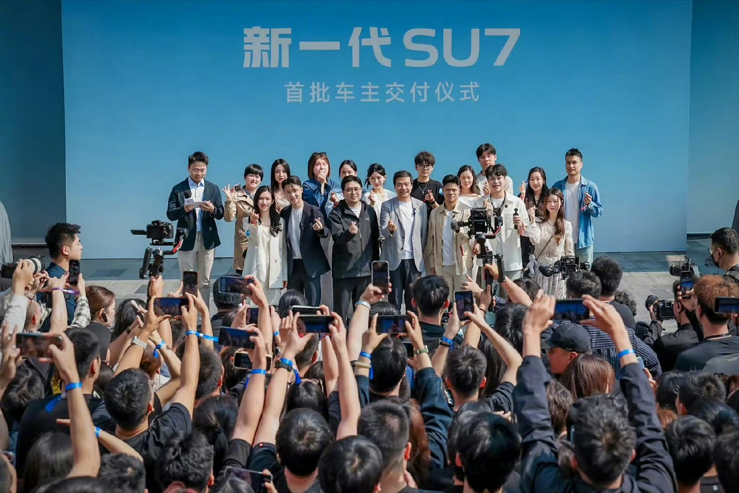 3月23日，雷军在交车直播中确认，新一代SU7锁单已超过3万台，自新SU7上市后