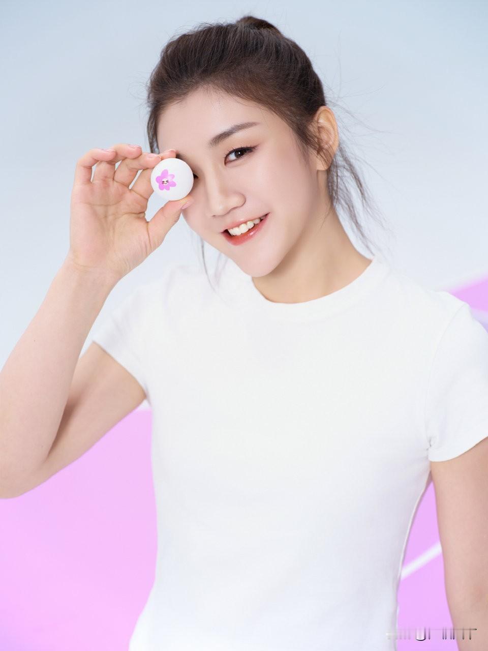 万万没想到！
奥运冠军陈梦，
居然成了黄子韬旗下朵薇的代言人！

俩人都是青岛老