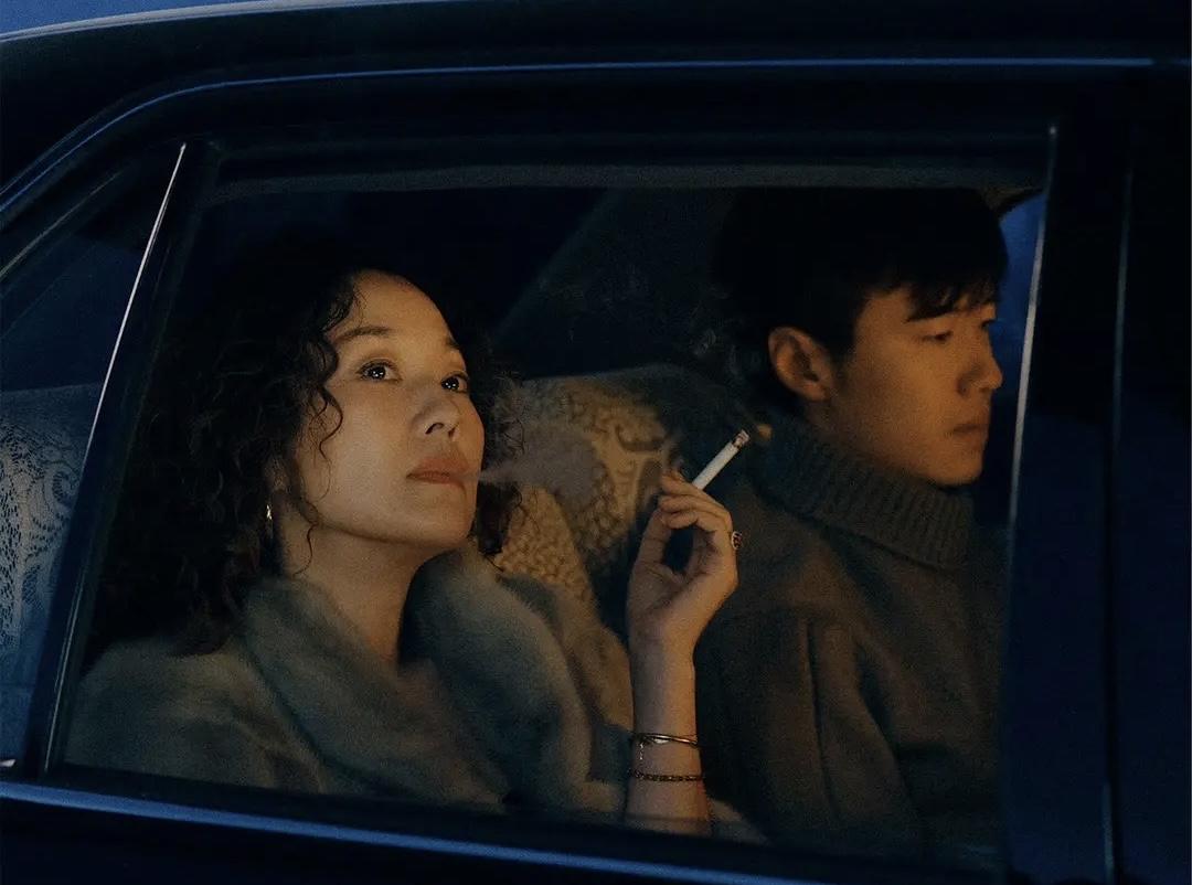 《余红旧事》里，刘洋和陈红是利益共同体。他俩只有在一起，才能互相保守秘密。以那个