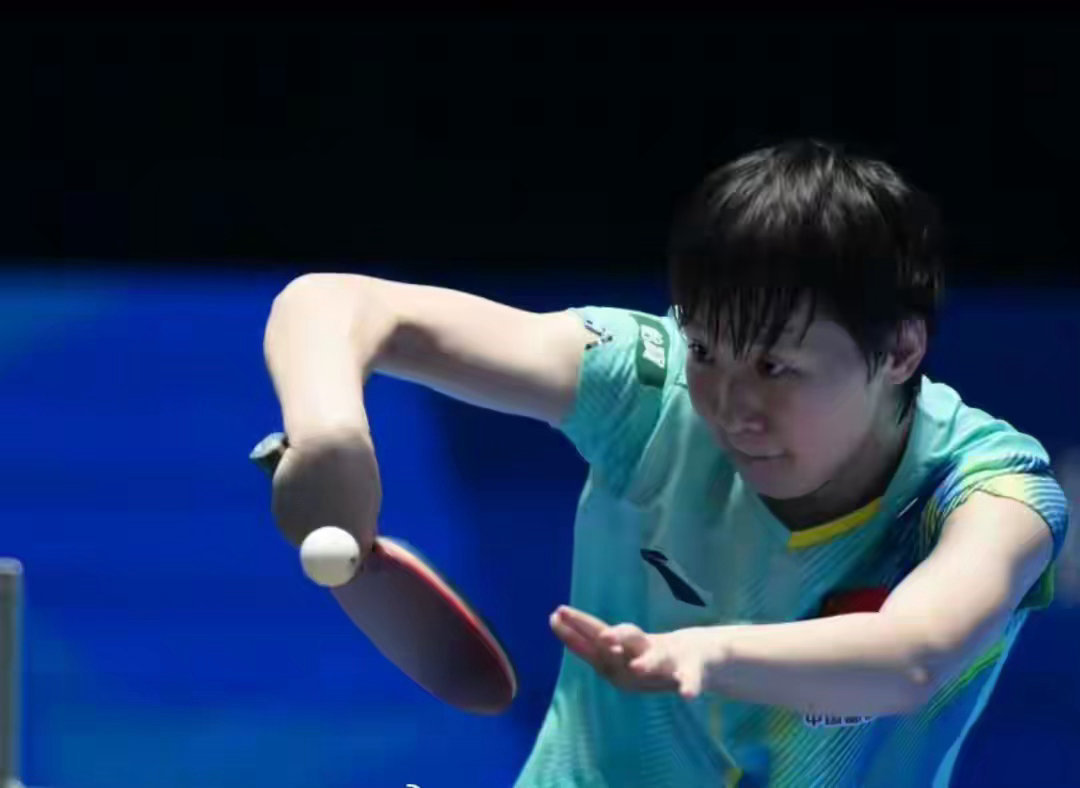澳门世界杯！王励勤观战！女单2组对决：3-0，王曼昱击败48岁老将王曼昱乒乓球 