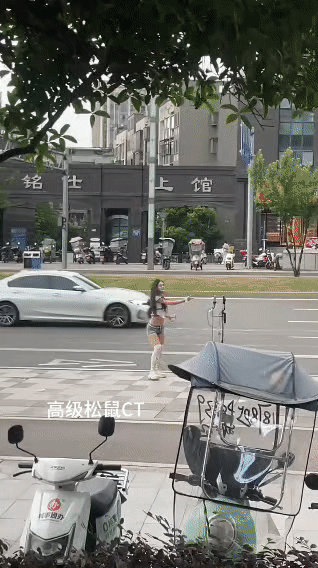 街头偶遇奇特一幕！女子路边架设备拍摄，路人直呼看不懂
 
在城市街头的马路上，一
