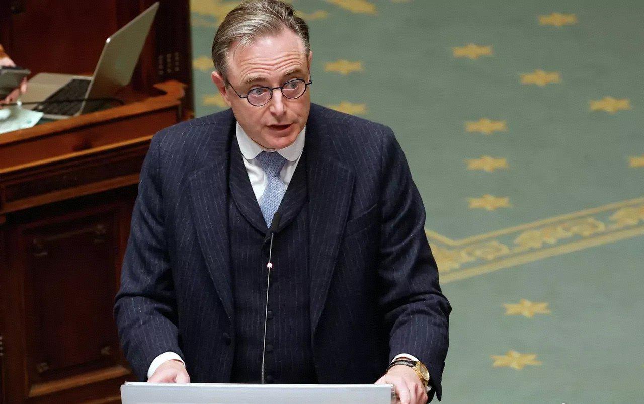 比利时首相最近把话说得很重。他直接用了“盗窃”这个词，来形容欧盟委员会的一项提议