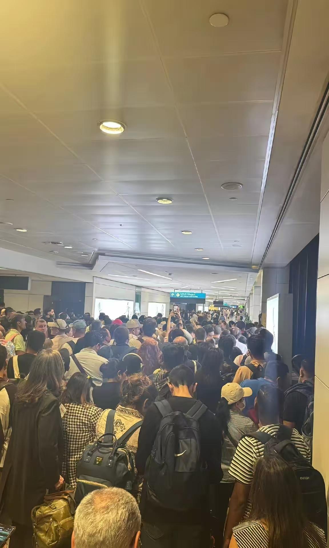 我问在迪拜的朋友，现在那边到底乱成啥样了。朋友发来一张照片，迪拜机场大屏幕上一片