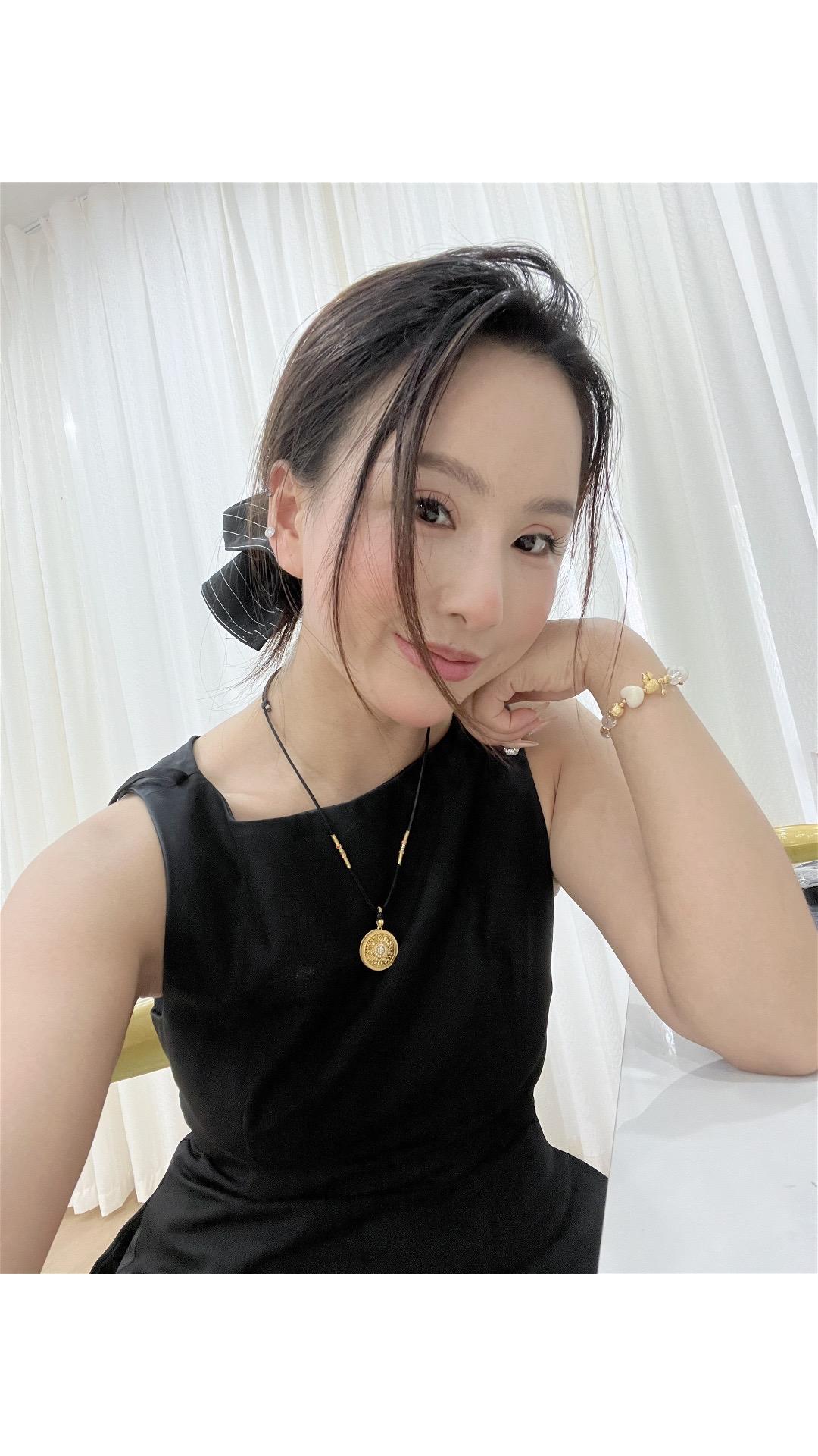 不断的提升自己 有趣的灵魂 总会在高处相逢  女神们～周一(7.21号...