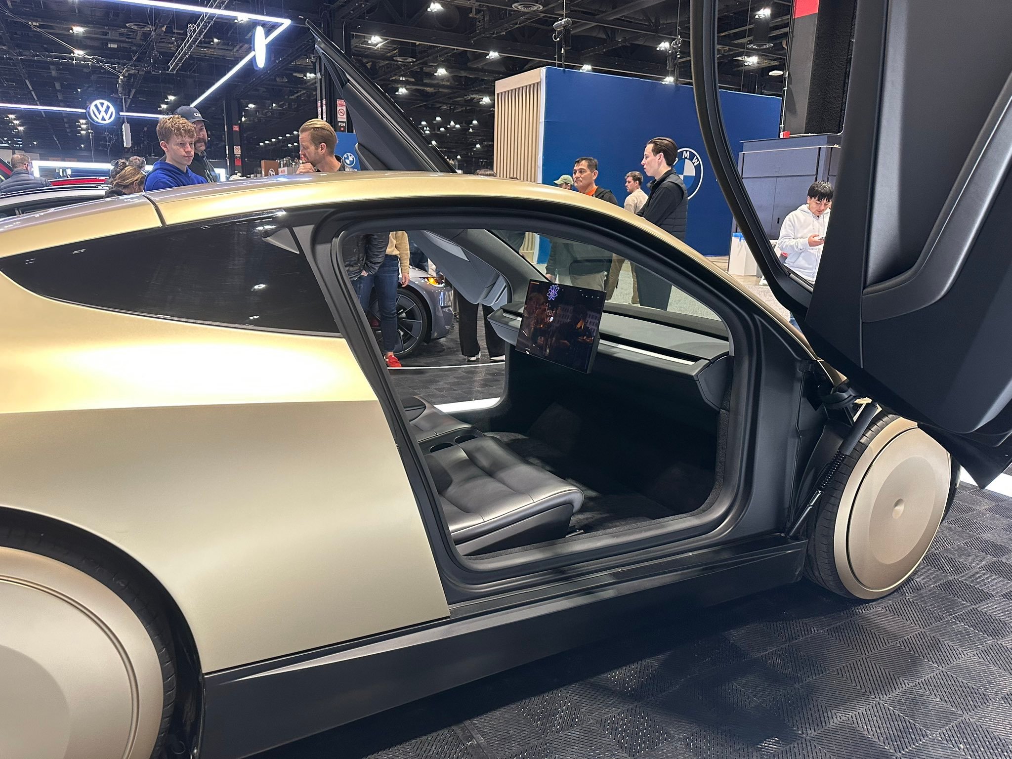 3月14日，马斯克接连发布重磅消息：首先宣布“超级芯片工厂项目将于7天后启动”，