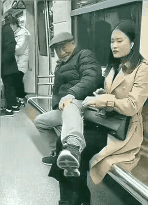 这老头有点意思，岁数也不小了，还这么喜欢开玩笑，这真是一个老顽童，这是在公共交通