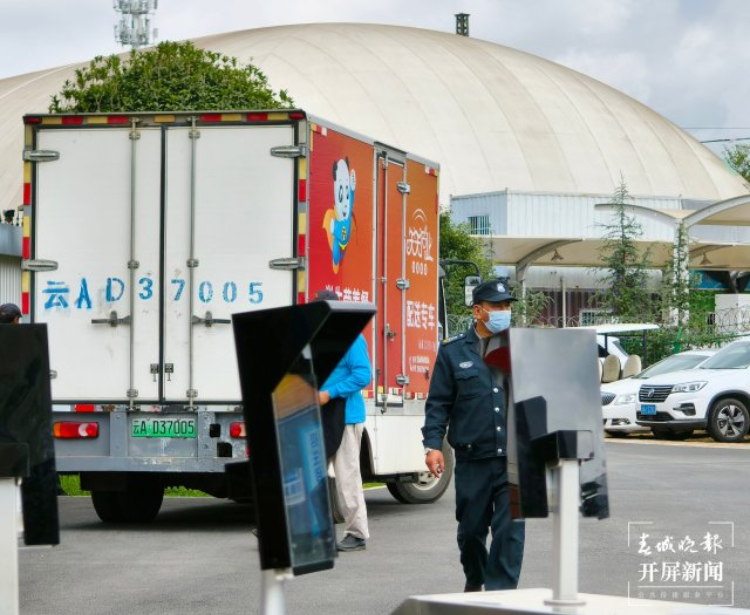 “臭肉风波”涉事学校学生餐应急配送公司员工：此前食堂承包给一