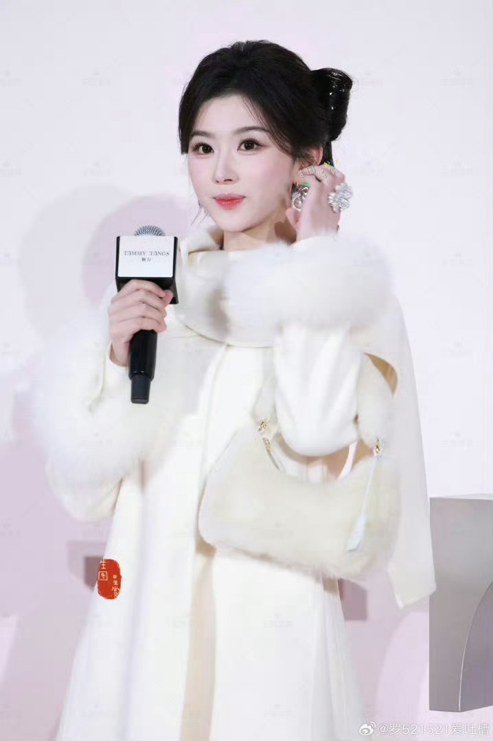 虽然 但是 孔雪儿好美啊早起就看美女也太养眼了！！孔雪儿不热嘛
