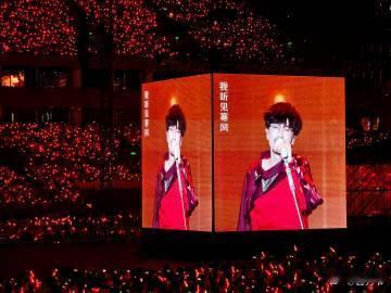 周传雄的宠粉之心每次都让人感动！南宁演唱会中，他用流水线式握手不断传递温暖，温柔