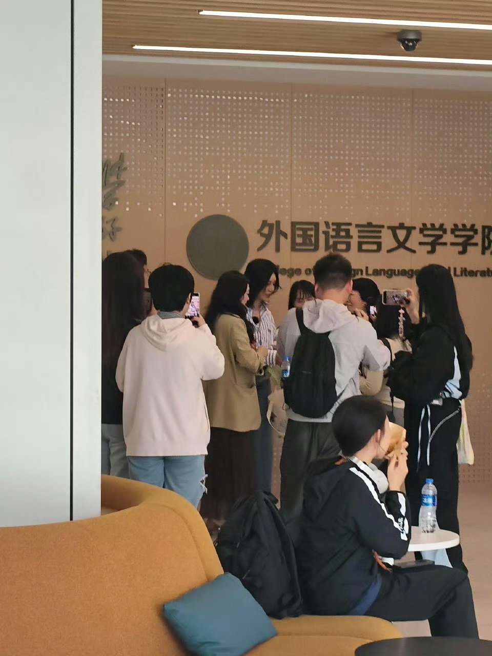 因为尚雯婕选了复旦追星就是会让自己变成了更好的人，看看尚雯婕的粉丝就是这么做的呢