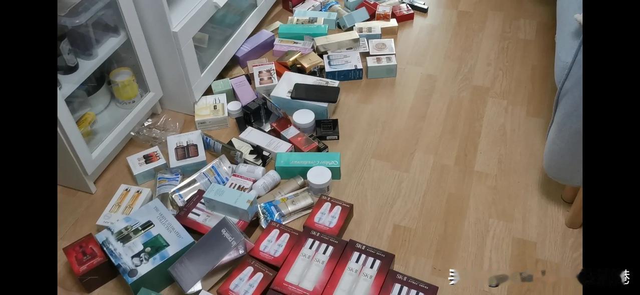 香港免税店6折，2个钟消费几大万，买的时间买开心了，回家整理快要哭了，分不清那里